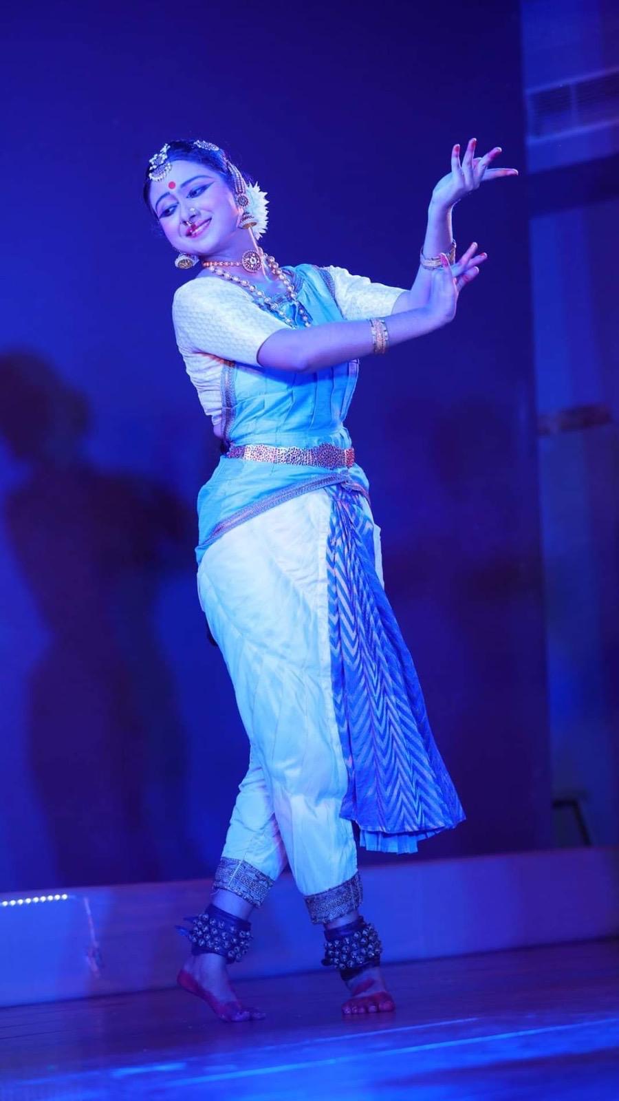 Guru Saumya Hariharan in a pink and gold Bharatanatyam costume
